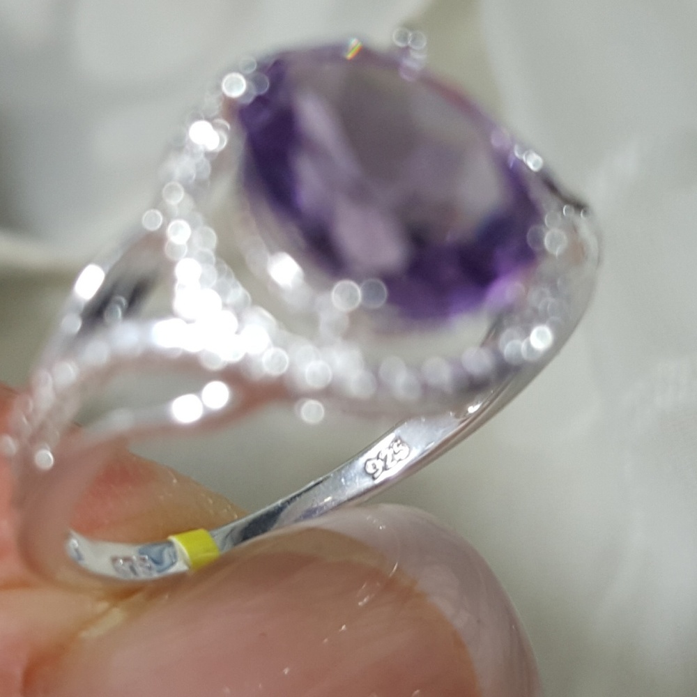 Pure Elegance in this Amethyst Oval - Picture 3 of 7